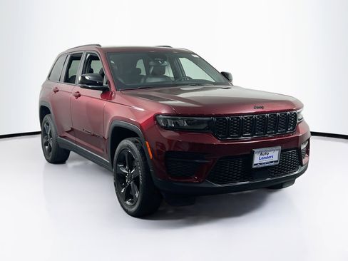 Used 2023 Jeep Grand Cherokee Altitude image 3