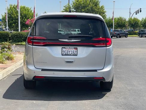 Used 2023 Chrysler Pacifica Touring-L FWD image 5