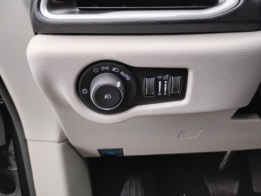 Used 2024 Chrysler Pacifica Touring-L FWD image 16