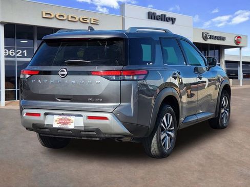 Used 2025 Nissan Pathfinder SL image 3