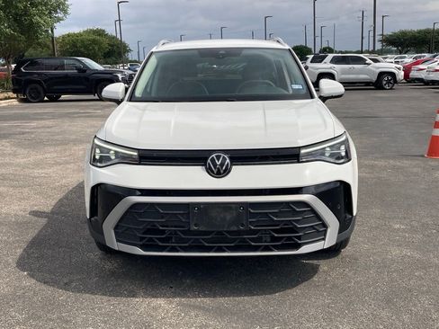 Used 2025 Volkswagen Taos SE FWD image 2