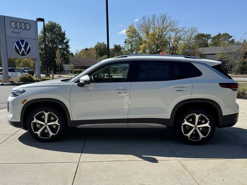 New 2025 Volkswagen Tiguan SE image 14