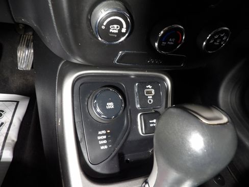 Used 2017 Jeep Compass Latitude image 15