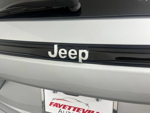 Used 2023 Jeep Grand Cherokee Limited RWD image 12