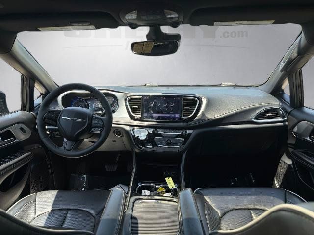 Used 2025 Chrysler Pacifica Limited FWD image 3