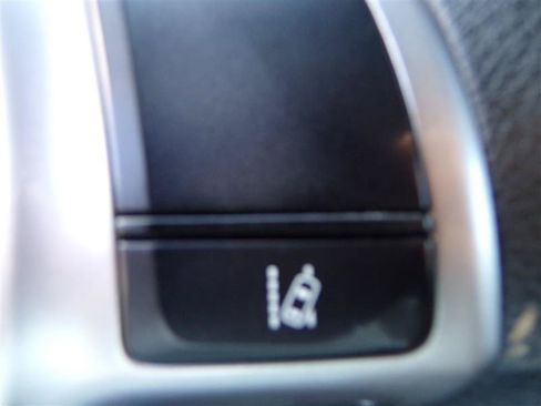 Used 2017 Toyota Yaris 4-Door Hatchback FWD image 38
