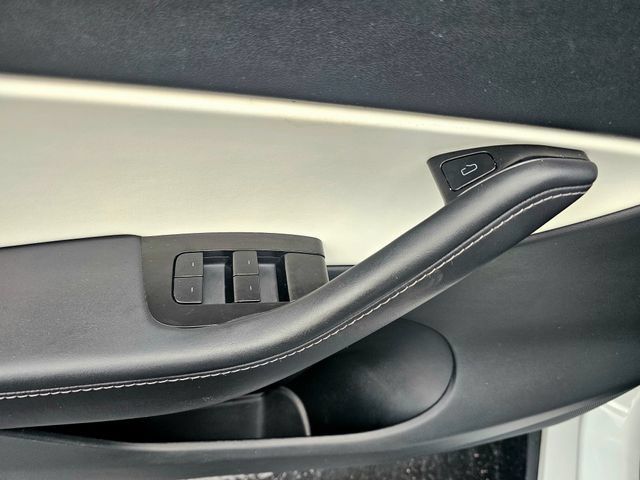 Used 2021 Tesla Model Y Long Range AWD/4WD image 23