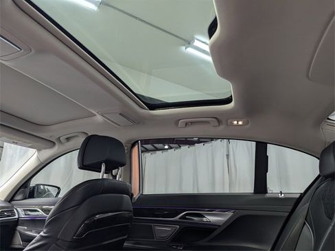 Used 2022 BMW 740i image 10