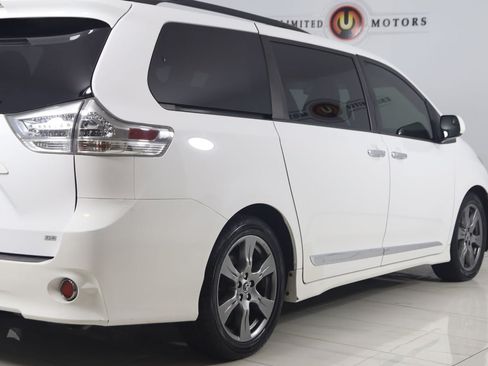 Used 2018 Toyota Sienna SE FWD image 43
