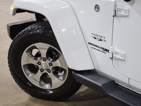 Used 2018 Jeep Wrangler Unlimited Sahara AWD/4WD image 23