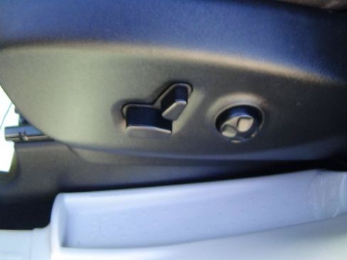 Certified 2024 Chrysler Pacifica Touring-L FWD image 19