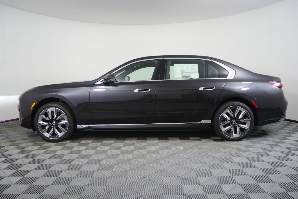 Used 2026 BMW i7 eDrive50 w/ Premium Package RWD image 2