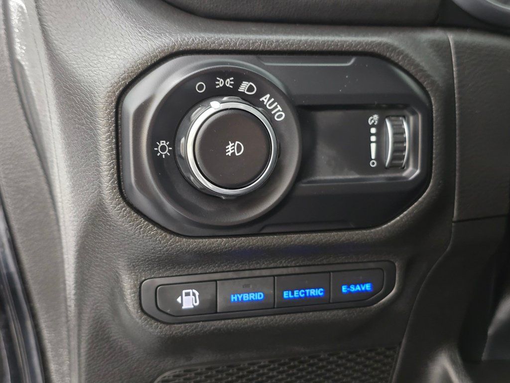 Used 2023 Jeep Wrangler Unlimited Sahara AWD/4WD image 25