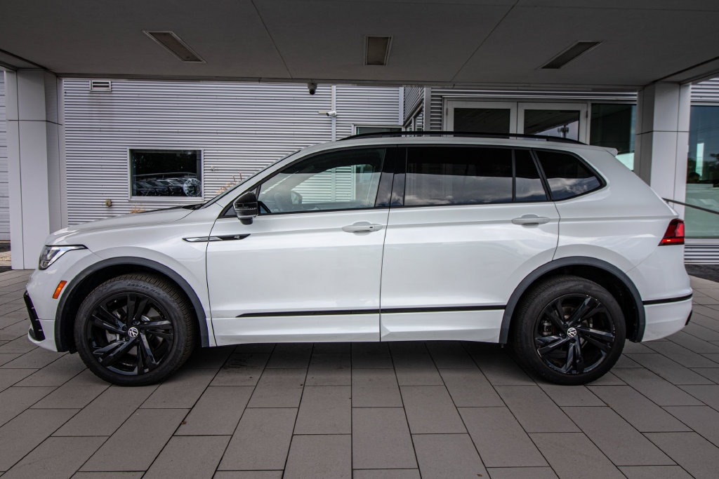 Certified 2023 Volkswagen Tiguan SE R-Line FWD image 11