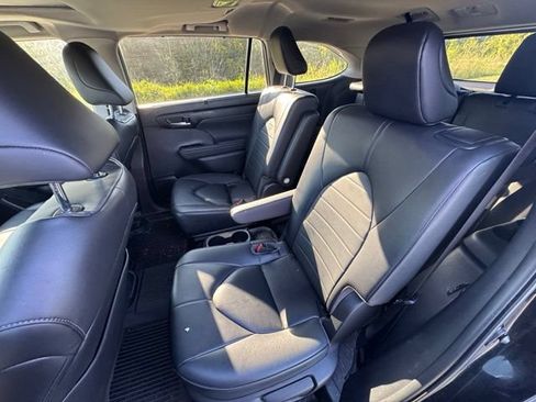 Used 2023 Toyota Highlander XLE FWD image 15
