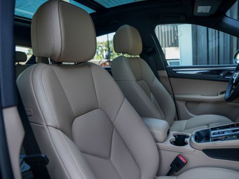 Certified 2025 Porsche Macan image 34