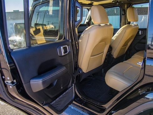 Used 2018 Jeep Wrangler Unlimited Sahara image 28