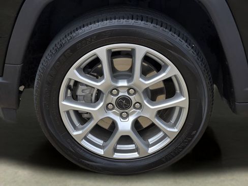 Used 2025 Jeep Compass Latitude AWD/4WD image 11