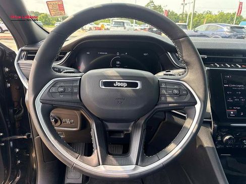 Used 2025 Jeep Grand Cherokee Altitude AWD/4WD image 21