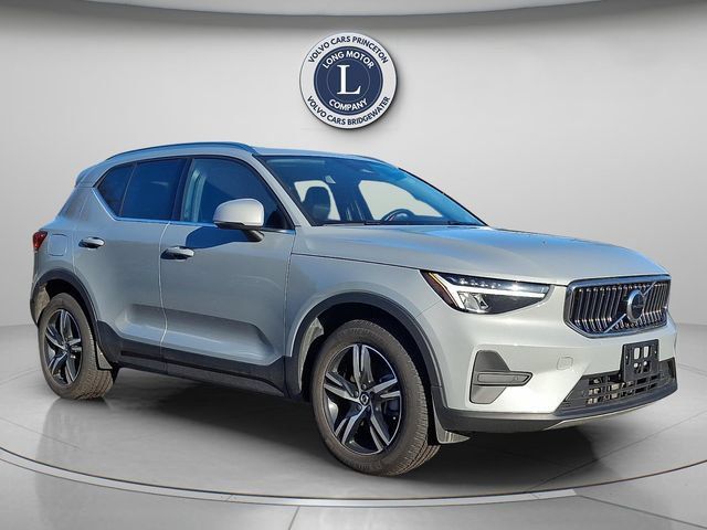 Certified 2025 Volvo XC40 B5 Core AWD/4WD image 5
