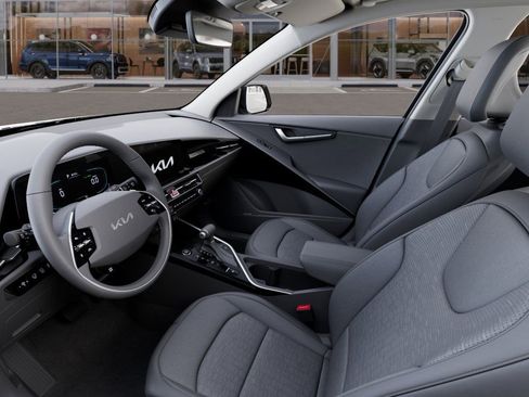 Certified 2025 Kia Niro SX image 17