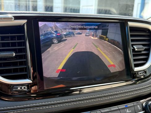 Used 2021 Chrysler Pacifica Touring-L image 5