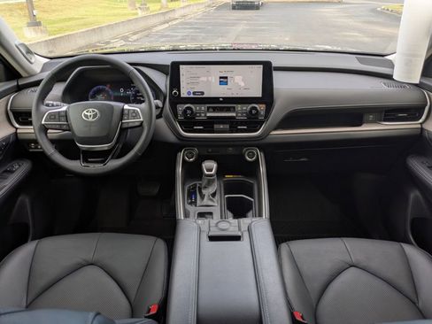 Used 2025 Toyota Grand Highlander FWD image 18