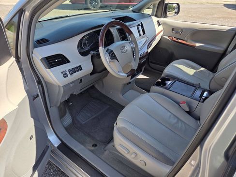 Used 2014 Toyota Sienna Limited w/ Limited Premium Package FWD image 7