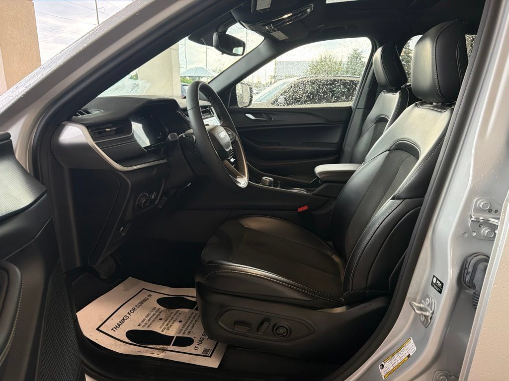 Used 2024 Jeep Grand Cherokee Altitude AWD/4WD image 17