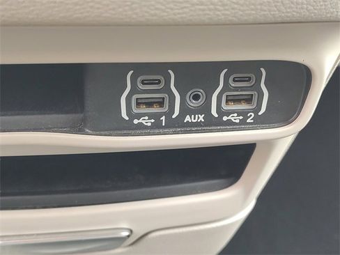 Used 2023 Chrysler Pacifica Touring-L image 21