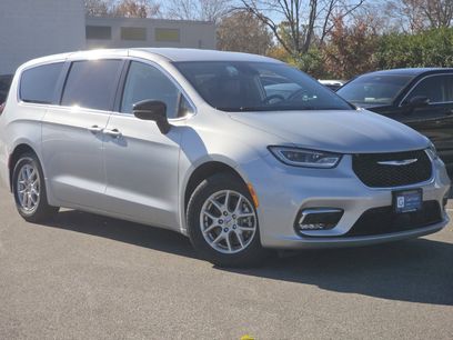 Used 2024 Chrysler Pacifica Touring-L