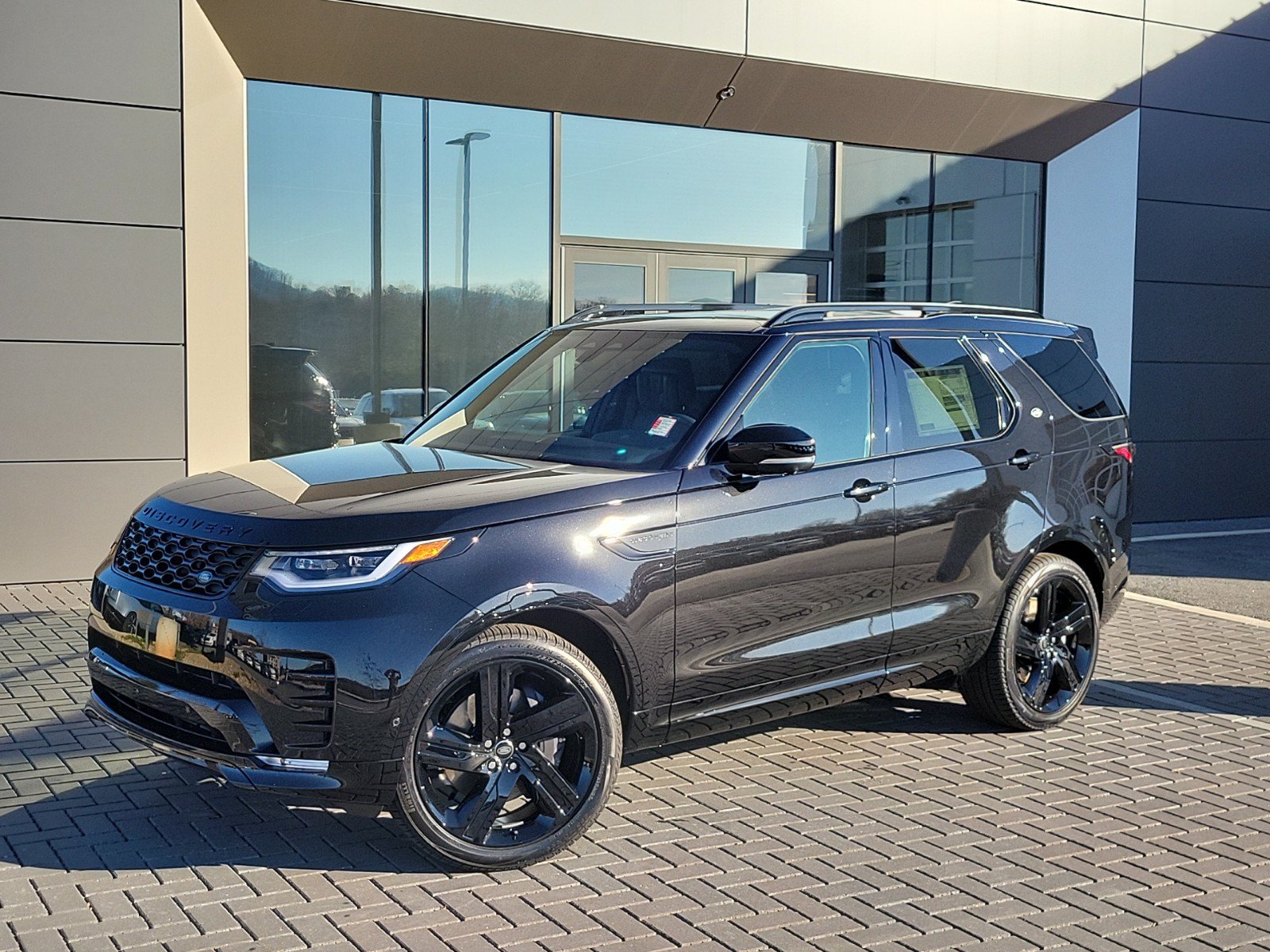 Used 2025 Land Rover Discovery Dynamic SE AWD/4WD image 1