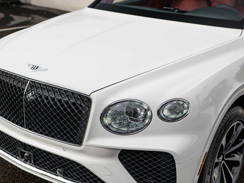 Used 2025 Bentley Bentayga image 42