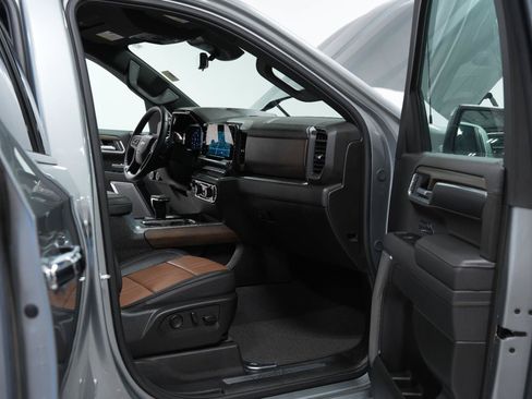 Used 2025 Chevrolet Silverado 1500 High Country w/ Technology Package AWD/4WD image 13