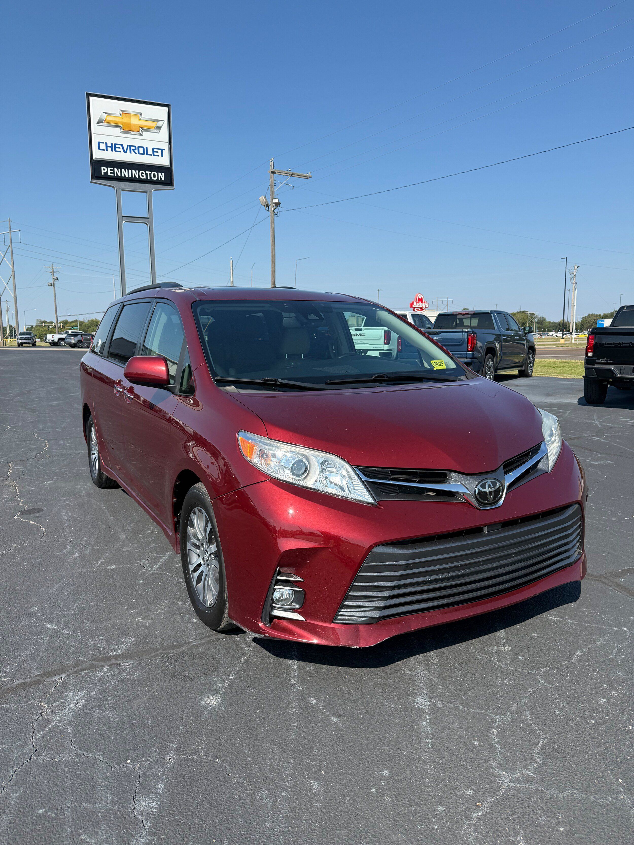 Used 2019 Toyota Sienna XLE FWD image 1