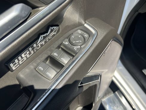Used 2022 Chevrolet Silverado 1500 High Country w/ High Country Premium Package AWD/4WD image 16