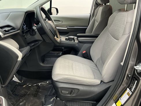 Used 2024 Toyota Sienna LE image 11