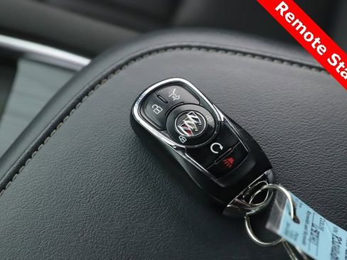 Used 2023 Buick Enclave Essence image 3