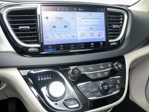 Used 2023 Chrysler Pacifica Touring-L FWD image 23