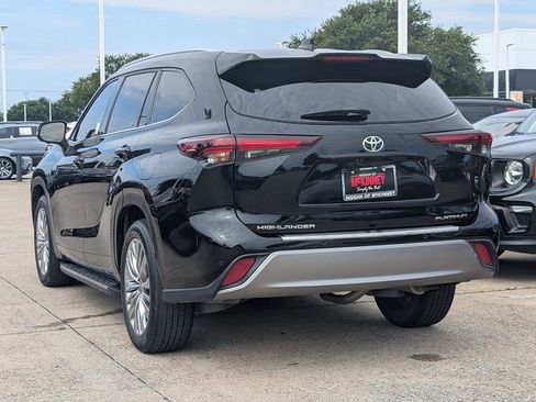Used 2024 Toyota Highlander Platinum FWD image 4