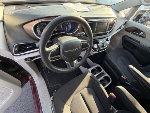 Used 2022 Chrysler Voyager LX FWD image 7