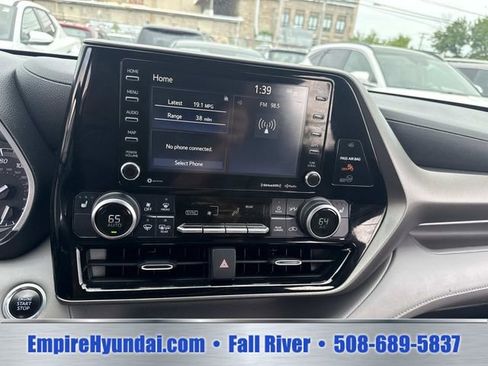Used 2020 Toyota Highlander XLE AWD/4WD image 24
