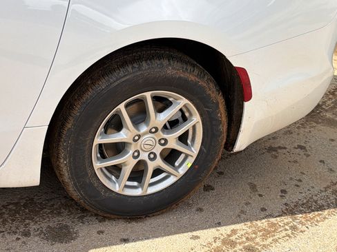 New 2026 Chrysler Pacifica Select image 12