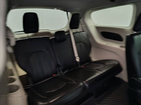 Used 2024 Chrysler Pacifica Touring-L AWD/4WD image 30