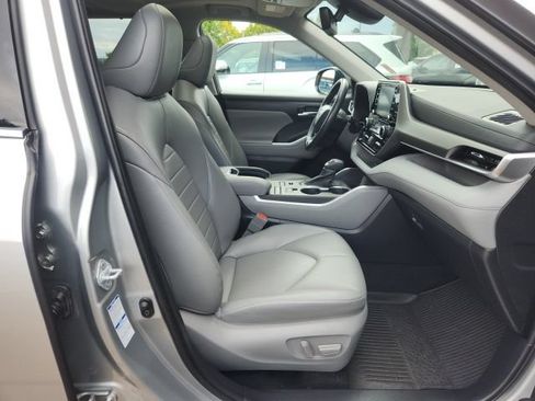 Used 2022 Toyota Highlander XLE AWD/4WD image 26