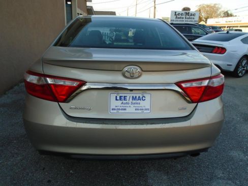 Used 2016 Toyota Camry SE image 5