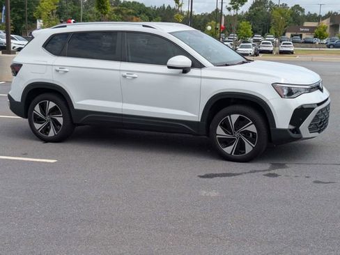 Used 2025 Volkswagen Taos SE AWD/4WD image 2