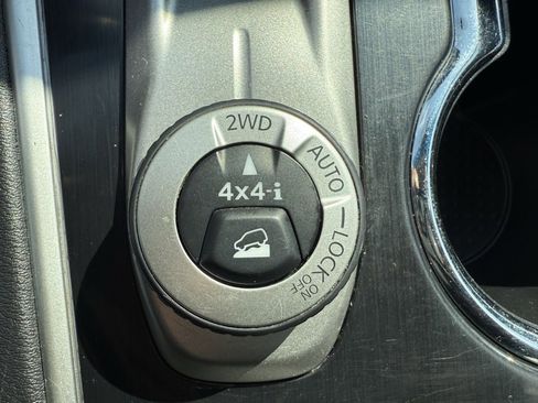 Used 2020 Nissan Pathfinder SV image 29