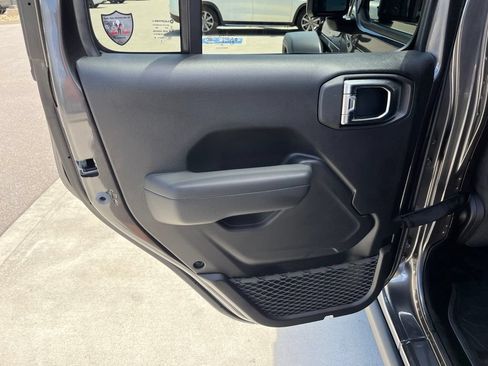 Used 2025 Jeep Gladiator Mojave AWD/4WD image 17