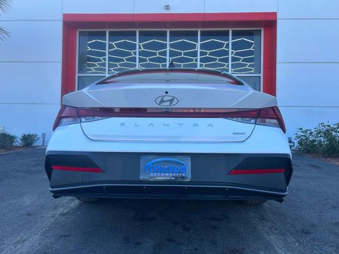 Used 2026 Hyundai Elantra Hybrid image 5